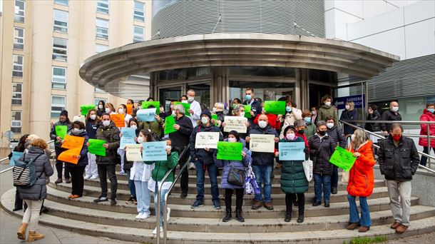 Una protesta de las y los profesionales de Osakidetza ante el centro de salud de Gasteiz. Foto: EFE