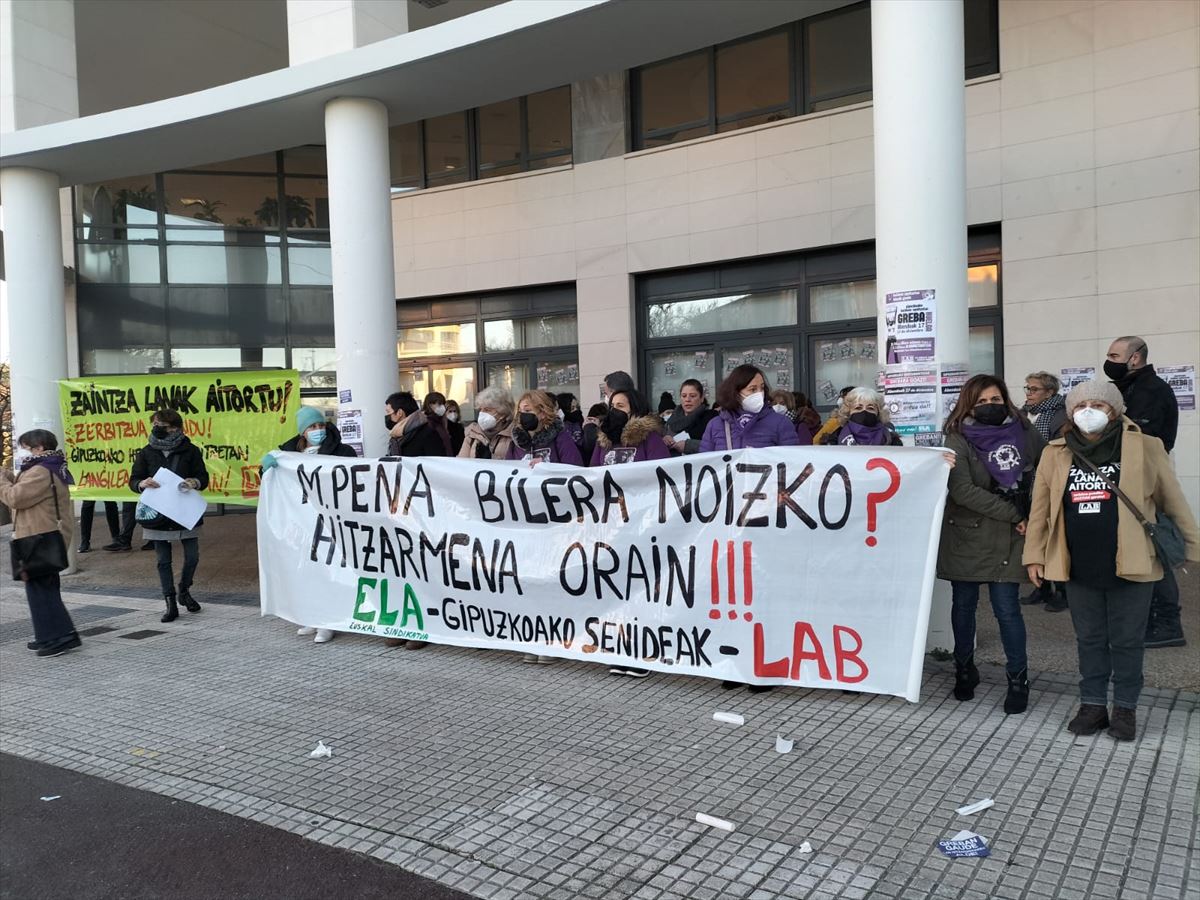 Concentración de las trabajadoras de las residencias de Gipuzkoa 