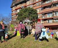 El barrio de Loiola disfruta de un belén de 2000 peluches gracias a un grupo de mujeres conocidas como Atsoak