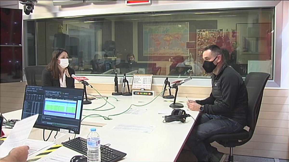 Leixuri Arrizabalaga (EAJ) eta Iker Casanova (EH Bildu), Radio Euskadin. Argazkia: EITB Media