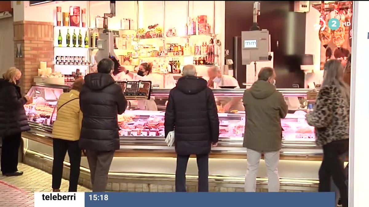 Un mercado en vísperas de Navidad. Imagen obtenida de un vídeo de EITB Media.