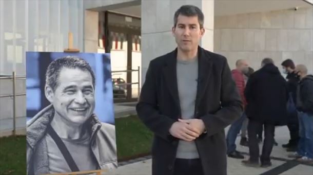 El líder de Sortu, Arkaitz Rodriguez, ante el tanatorio de Irun. Captura de imagen de vídeo.