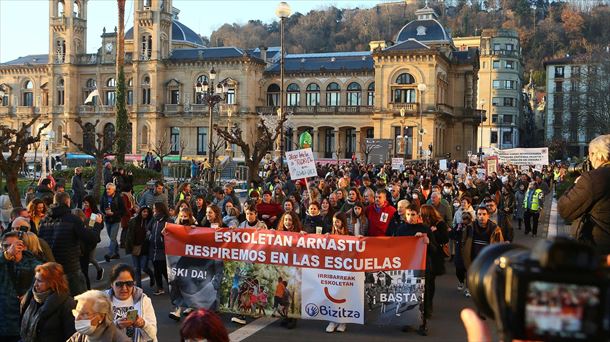 Bizitza plataformak Donostian deitutako manifestazioa. Argazkia: EFE