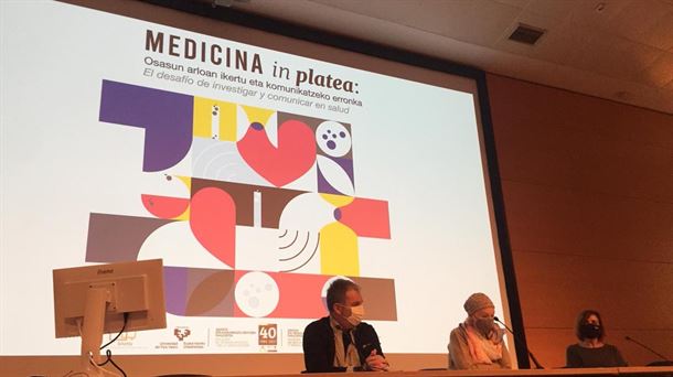 Amaia Goirigolzarri y César Serrano presentan"Medicina in platea" sobre comunicación en la salud  