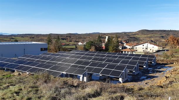 El parque fotovoltaico está a las afueras del casco urbano de Urarte.
