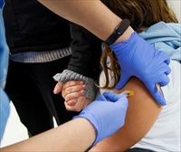 Encausan por daños y falsedad a la enfermera denunciada por simular vacunar a niños en Santurtzi
