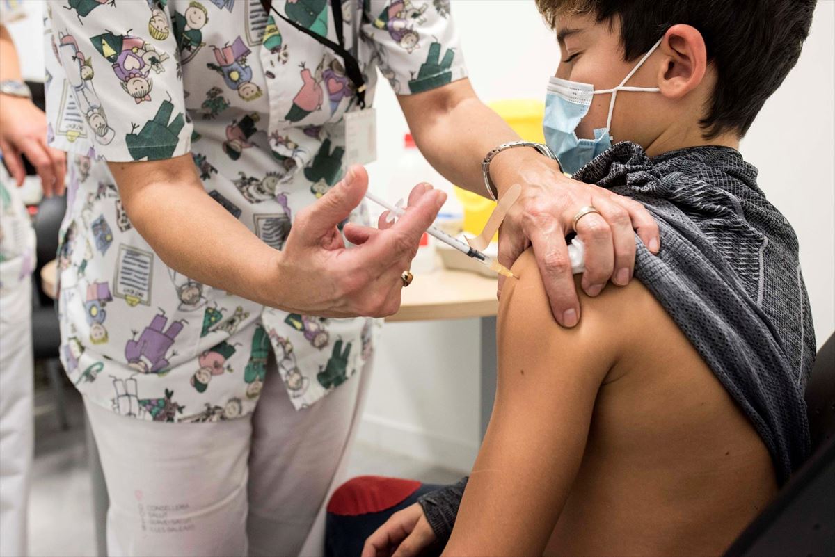 Un niño recibe la vacuna contra la covid-19.EFE