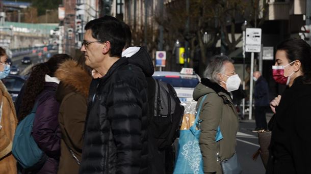 Gente con mascarilla en la calle