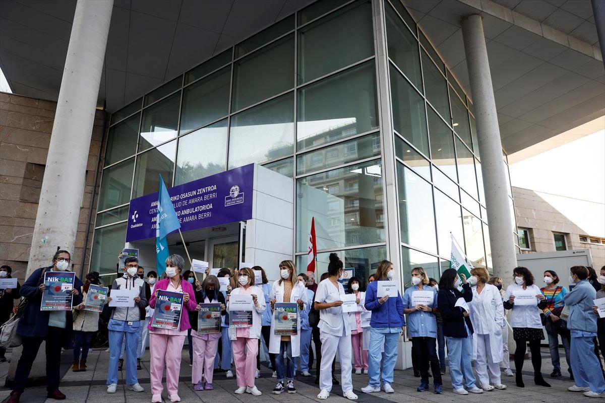 Una protesta de las trabajadoras de Osakidetza en un centro de salud de San Sebastián. EFE