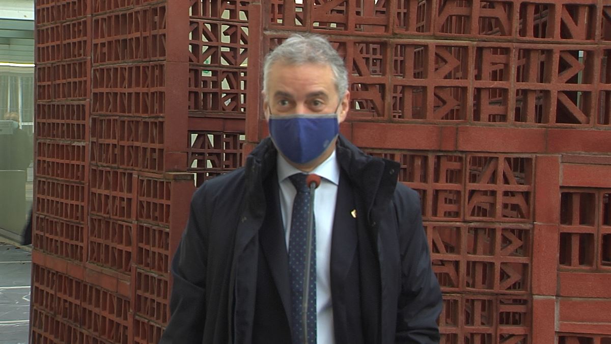 Iñigo Urkullu hace declaraciones a su llegada este jueves al pleno del Parlamento Vasco