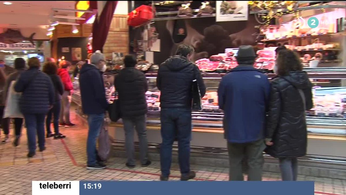 Menos gente que otros años en los mercados. Imagen obtenida de un vídeo de EITB Media.