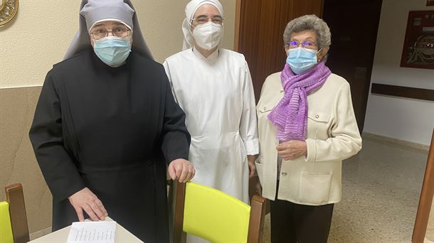 Sor María Jesús, Sor Begoña y Miren Romero en Mi Casa de las Hermanitas de los Pobres               