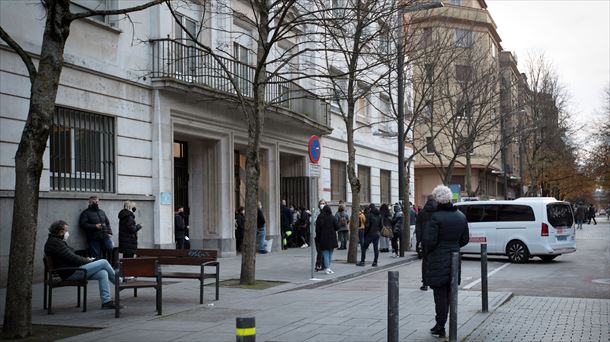 Cola ante un ambulatorio en Navarra. 