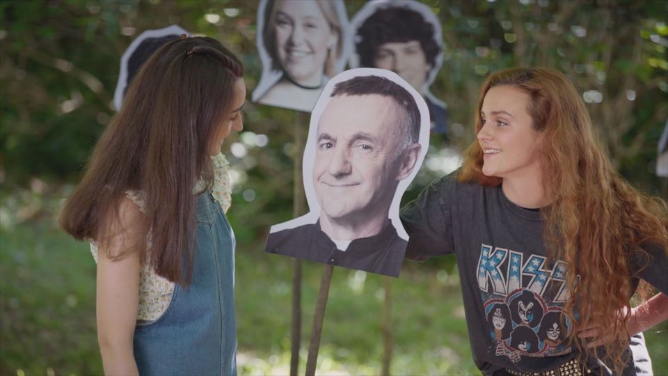 Zuri eta Eli Zuzenen argazki batekin