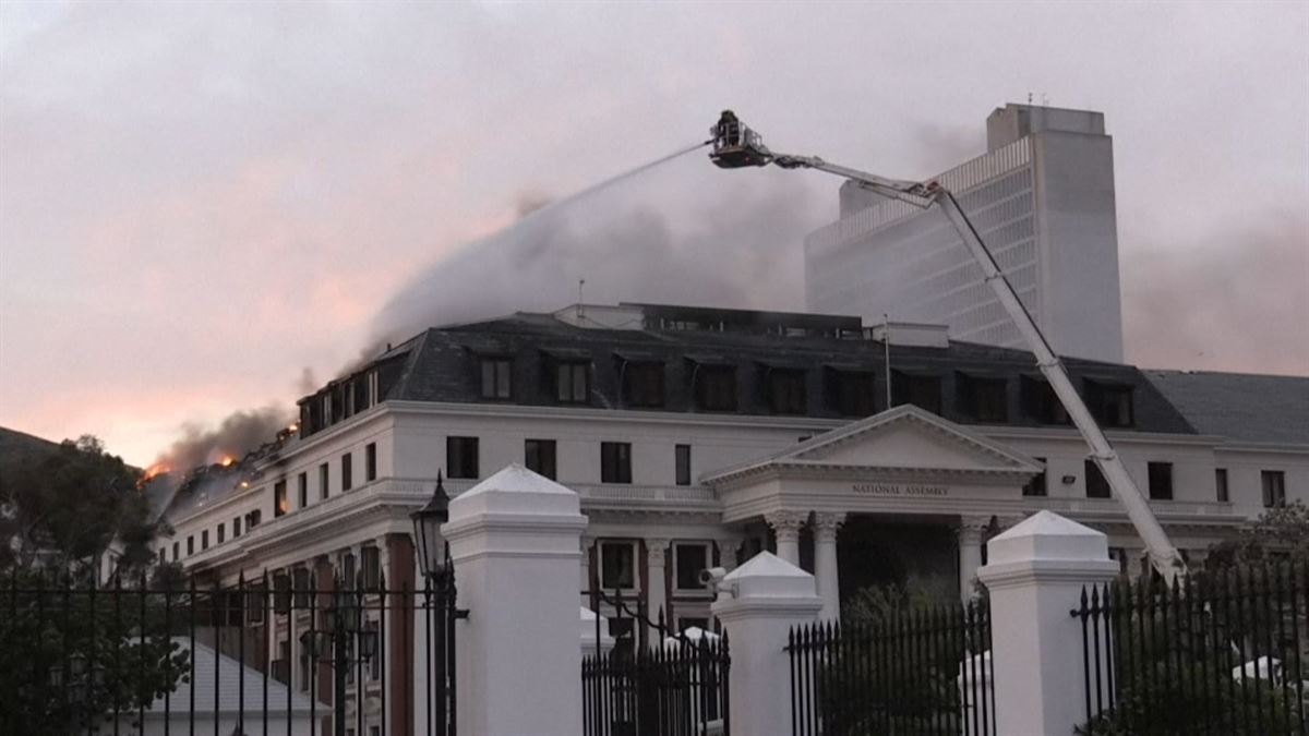 Incendio en el Parlamento de Sudáfrica