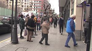 Ilara luzeak EAEko hainbat udalerritan Erregetako Loteria erosteko