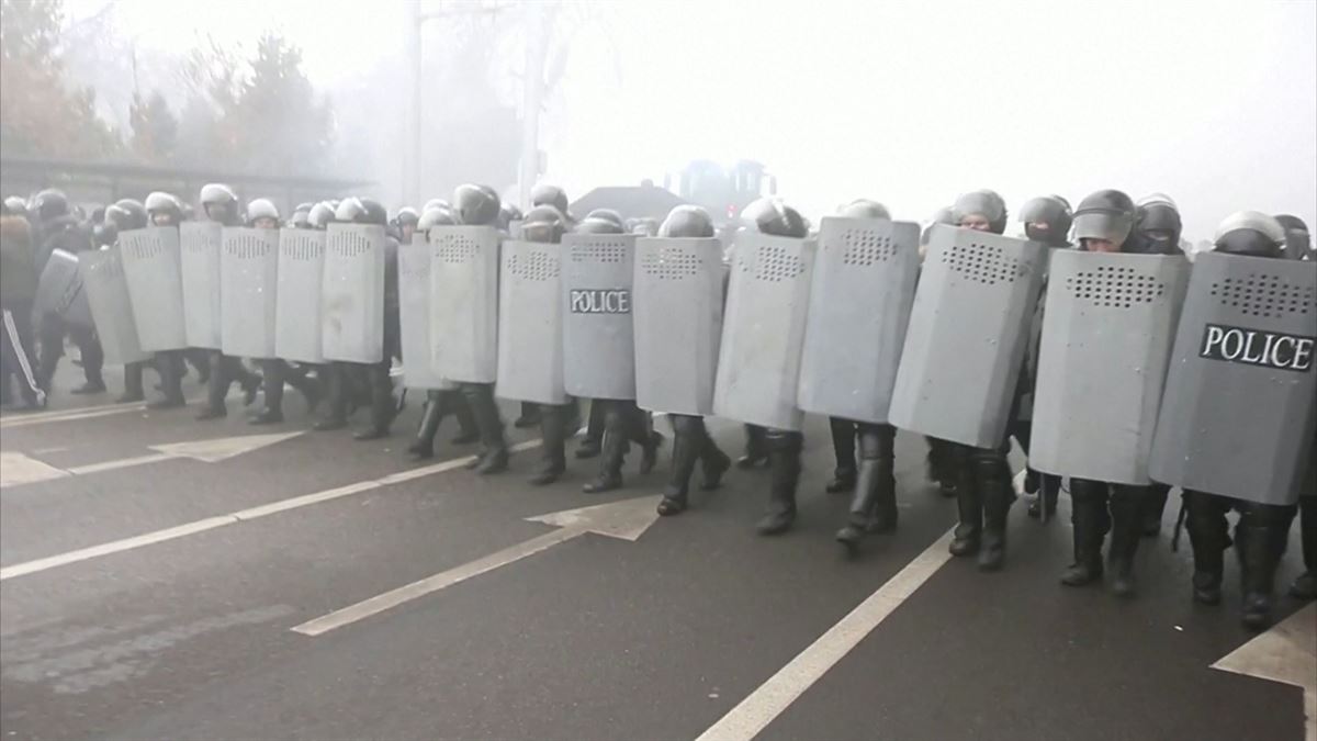 Kazakhstango manifestariek Gobernuaren egoitzari eraso egin diote Almatyn