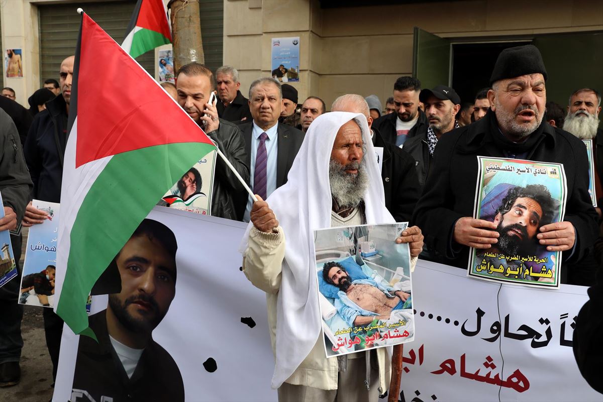 Personas en protesta por el Hisham Abu Hawash y otros presos palestinos detenidos en Israel