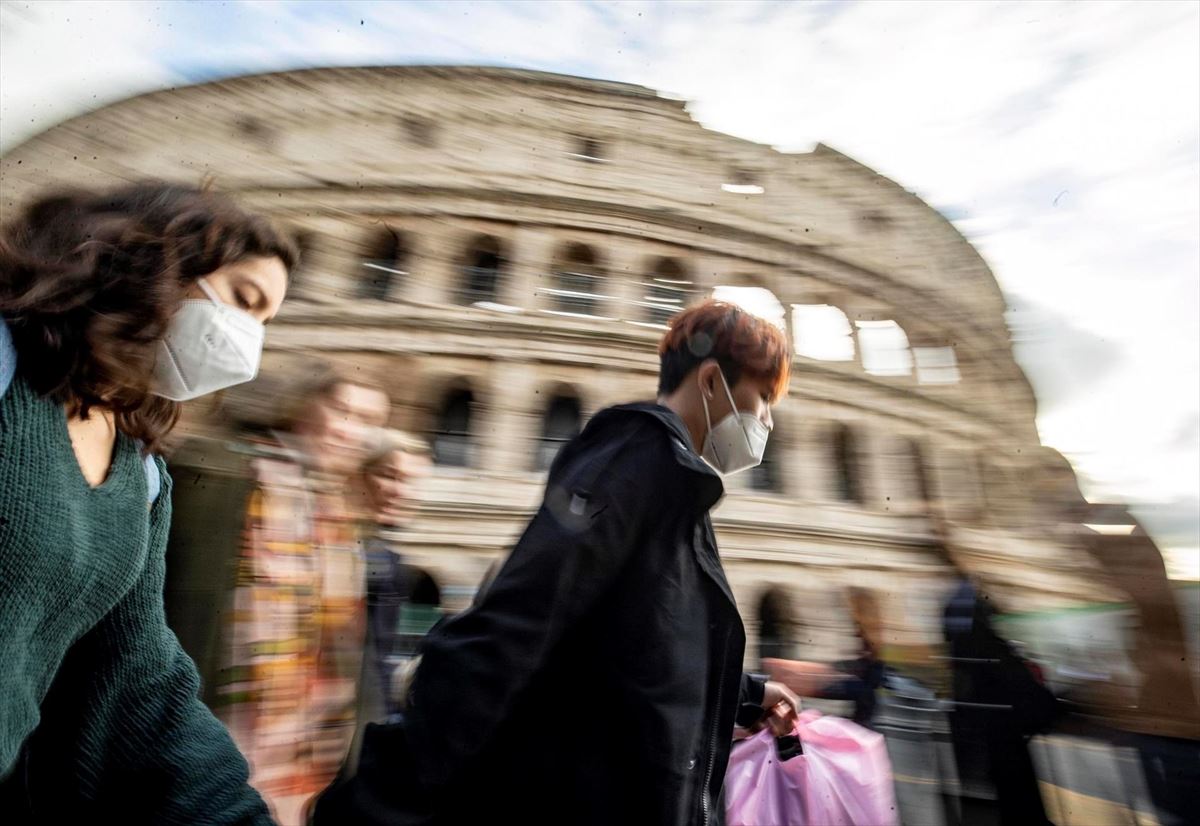 Un grupo de personas con mascarilla en Roma. Foto: EFE