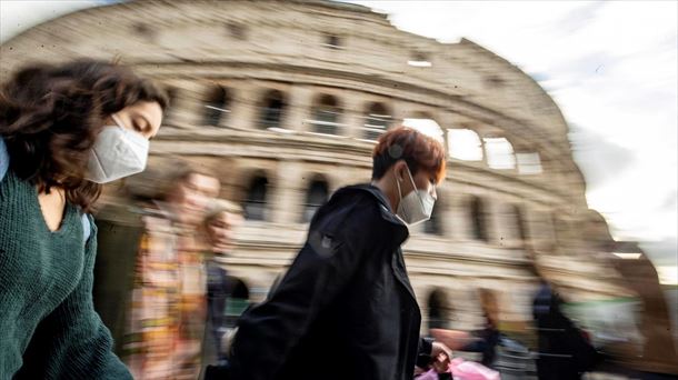 Un grupo de personas con mascarilla en Roma. Foto: EFE