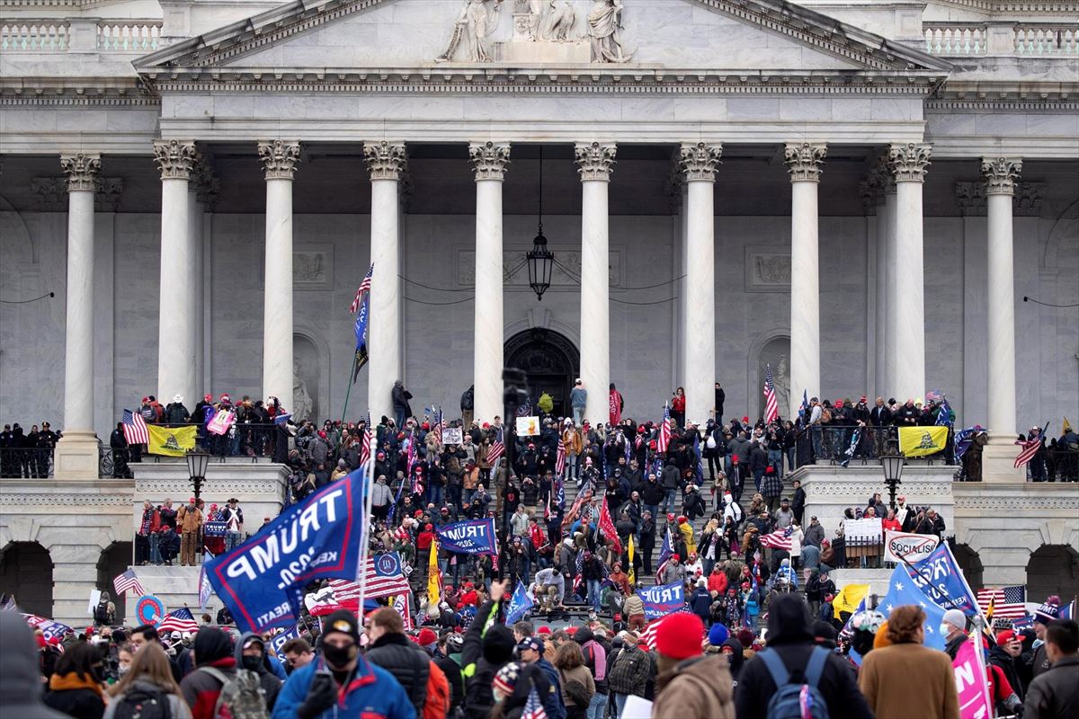 Cientos de seguidores de Donald Trump asaltaron el Capitolio el 6 de enero de 2021. Foto: EFE