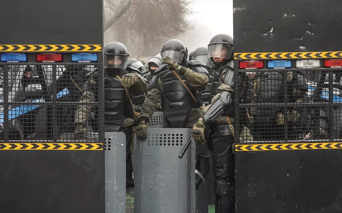 Policías antidisturbios en Almaty. Foto: EFE