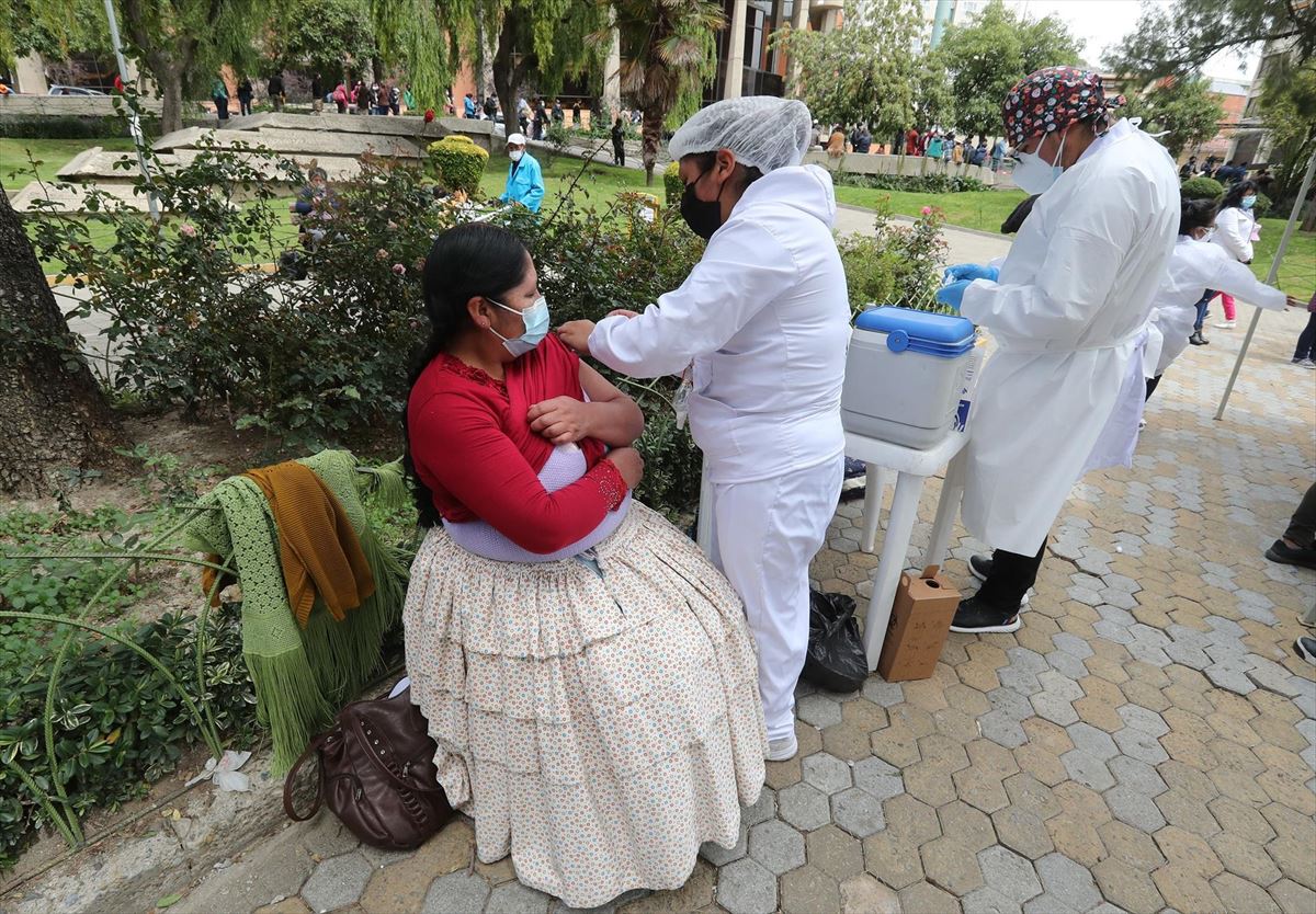 Una mujer recibe la vacuna contra la covid-19 en un parque de La Paz (Bolivia). Foto: EFE