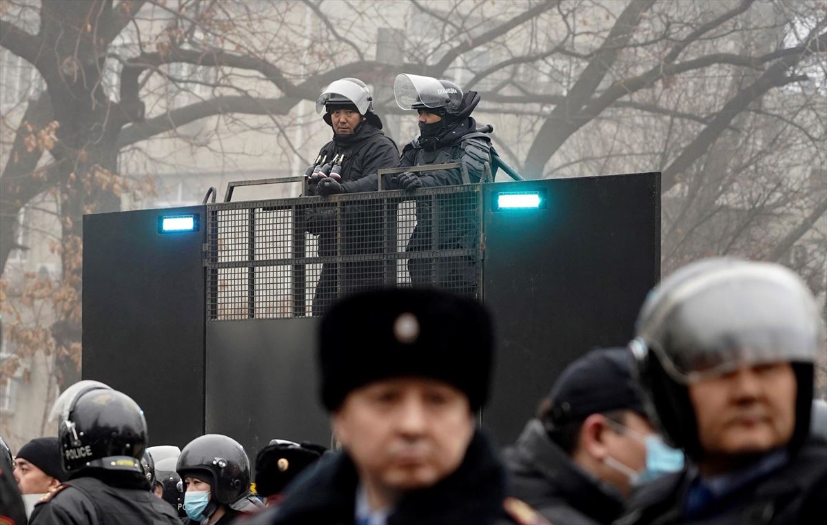 Agentes de la Policía Antidisturbios en Kazajistán