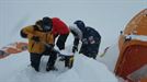 Las nevadas obligan a Txikon a trabajar durante horas para limpiar el campamento&#8230;