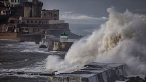 Abisu horiak haizeagatik, olatu handiengatik eta euri zaparradengatik