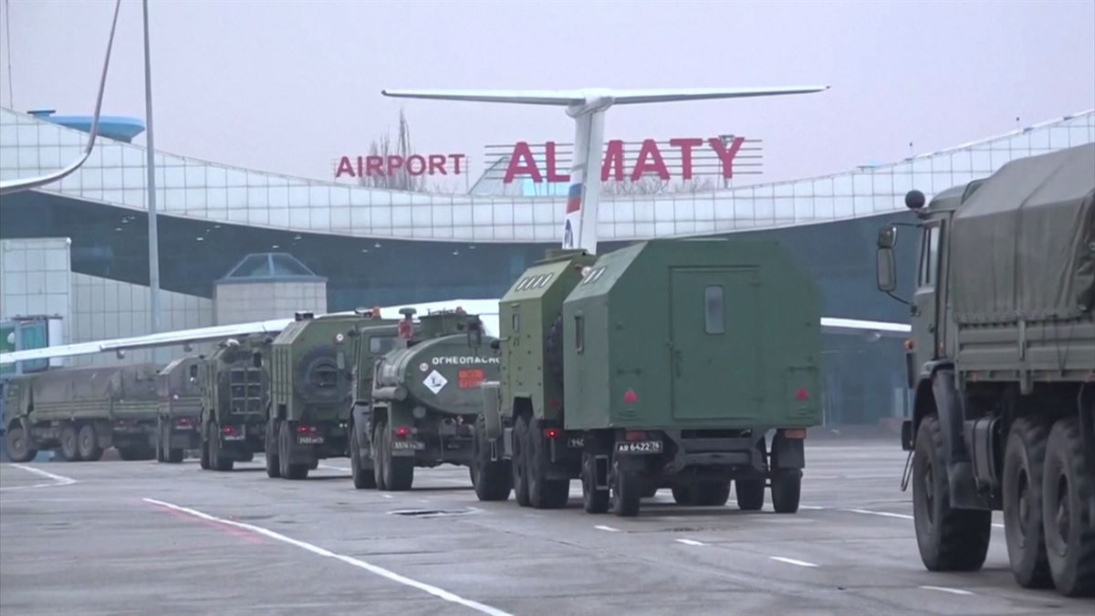 Tropas rusas en el aeropuerto de Almaty