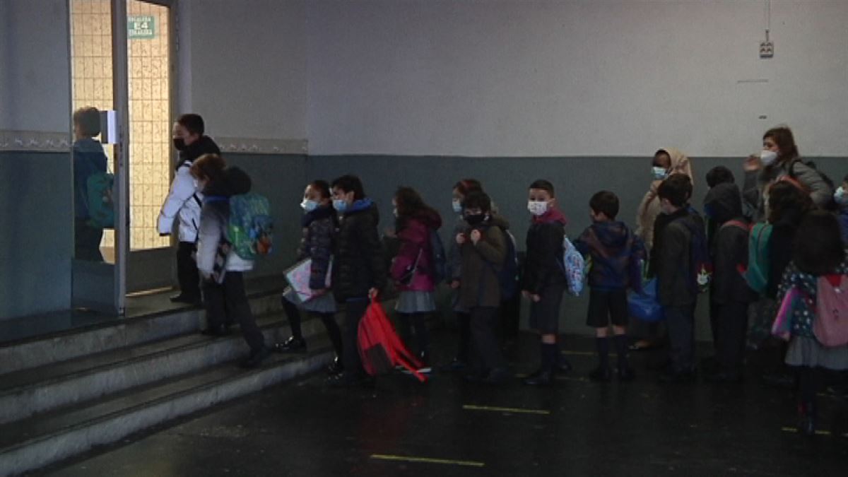 Alumnos entran en un colegio de Bilbao. Foto: EFE