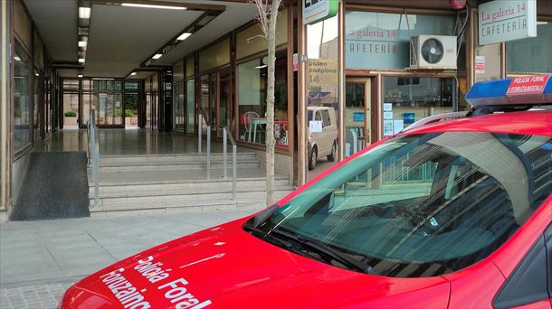 La Policía Foral ante el portal del domicilio de la mujer hallada muerta en Tudela. EFE