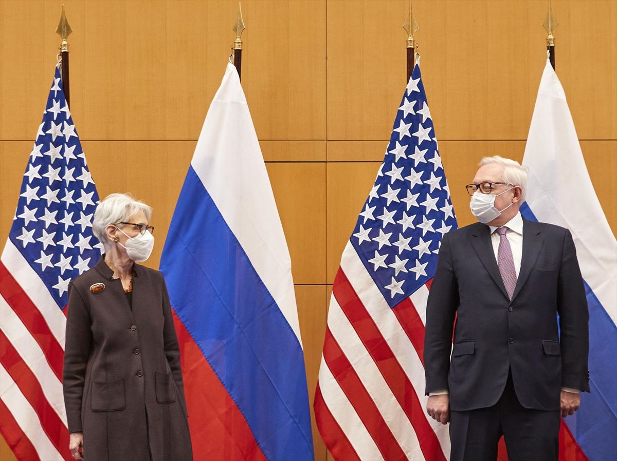 Las delegaciones de Estados Unidos y Rusia antes de su reunión en Ginebra. Foto: EFE