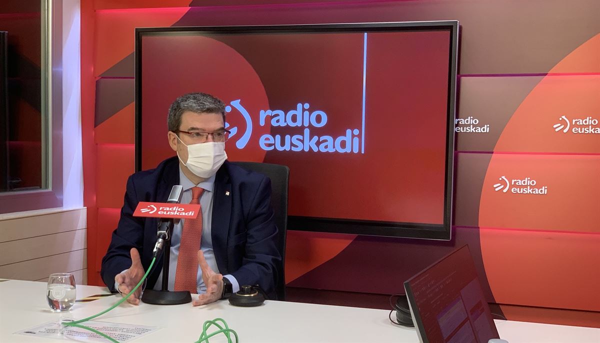 Aburto, en los estudios de Radio Euskadi. 