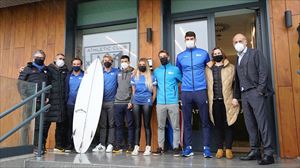 Los surfistas de Basque Team entran en la residencia de Lezama
