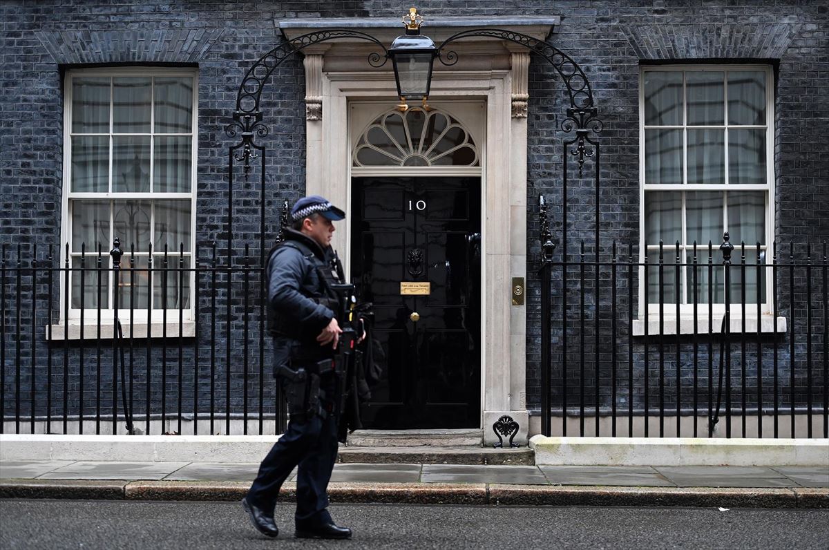 Un agente de policía en el número 10 de Downing Street