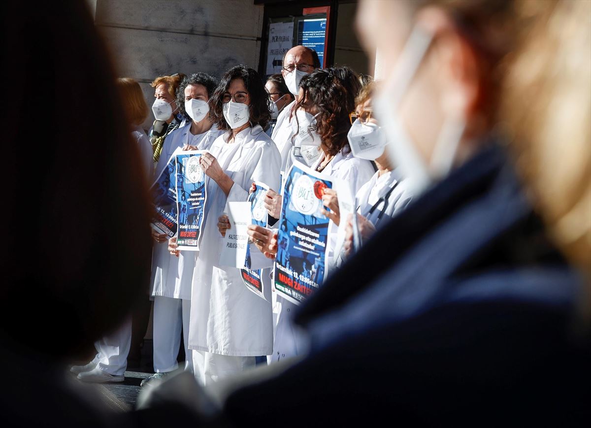 Trabajadores de Osakidetza se han concentrado este jueves ante ante el centro de salud del Antiguo, en San Sebastián. Foto: EFE