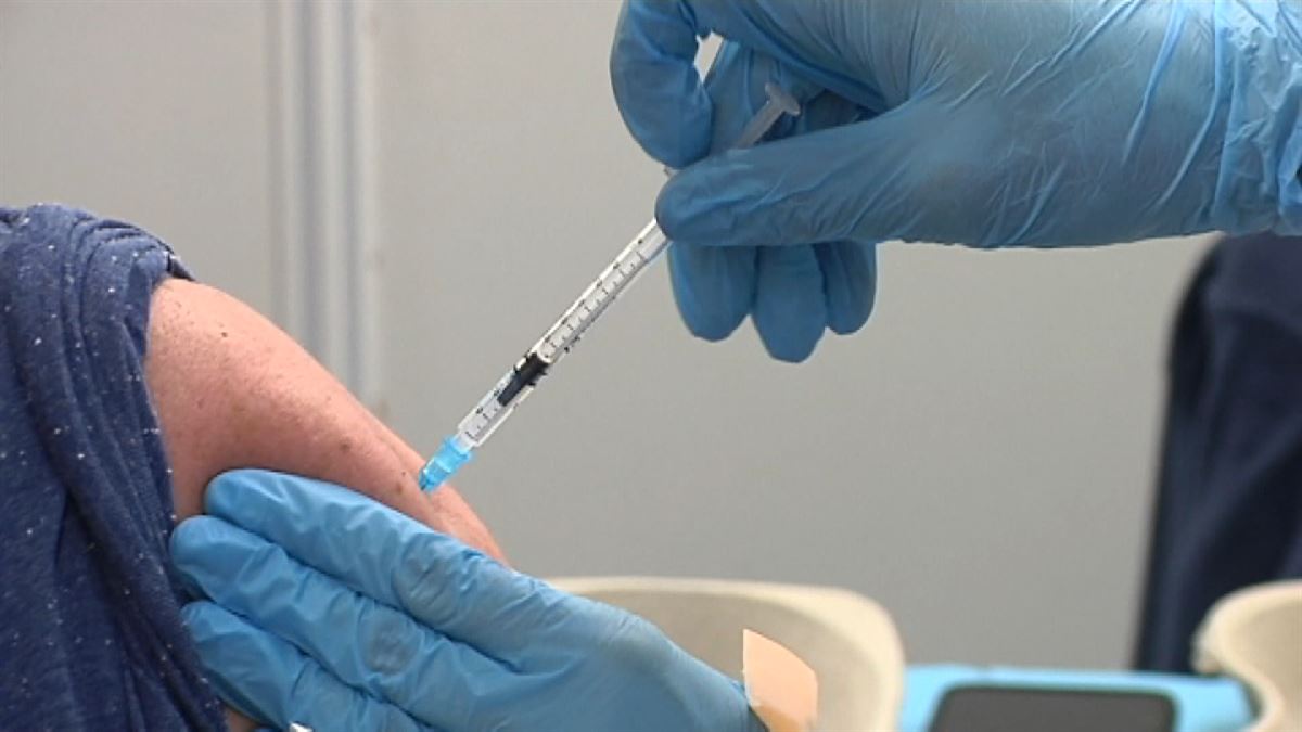 Una mujer recibe la vacuna contra la covid-19. Foto: EFE