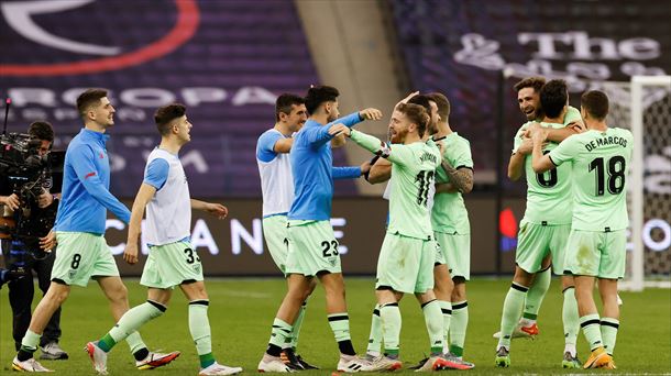 Athleticeko jokalariak elkar besarkatzen