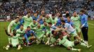 Los jugadores del Athletic celebran sobre el césped el pase a la final de la Supercopa 2022