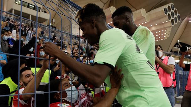 Iñaki Williams eta Nico Williams euren ama agurtzen