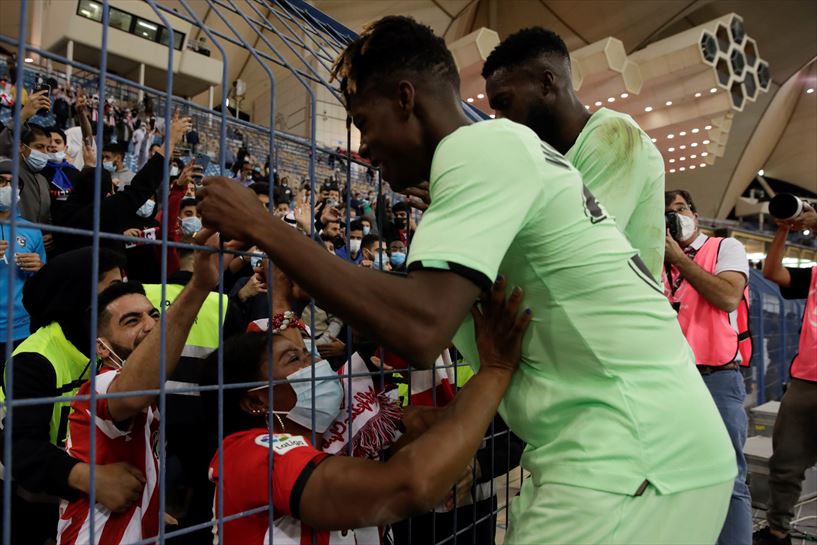 Iñaki Williams eta Nico Williams euren ama agurtzen