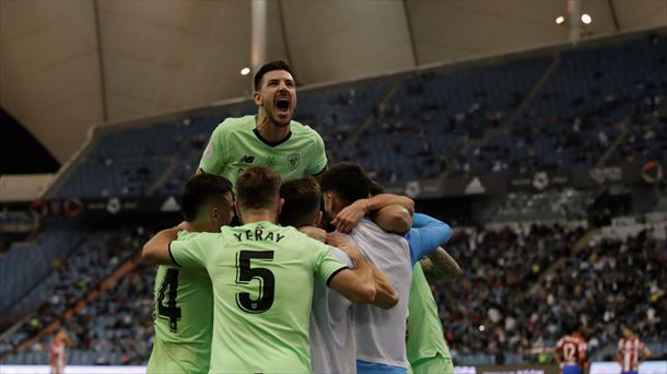 Poza zuri-gorrien artean