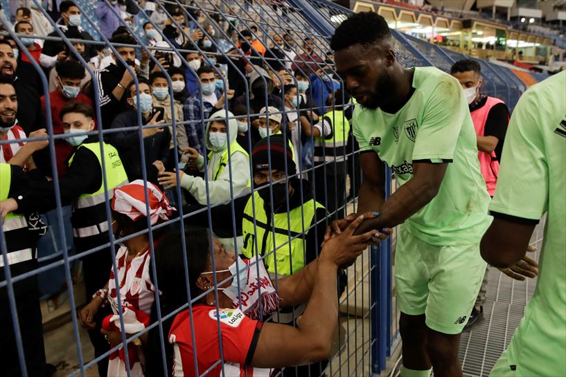 Nico Williams bere ama agurtzen