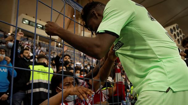 Nico Williams bere ama agurtzen