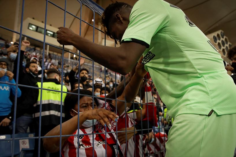 Nico Williams bere ama agurtzen