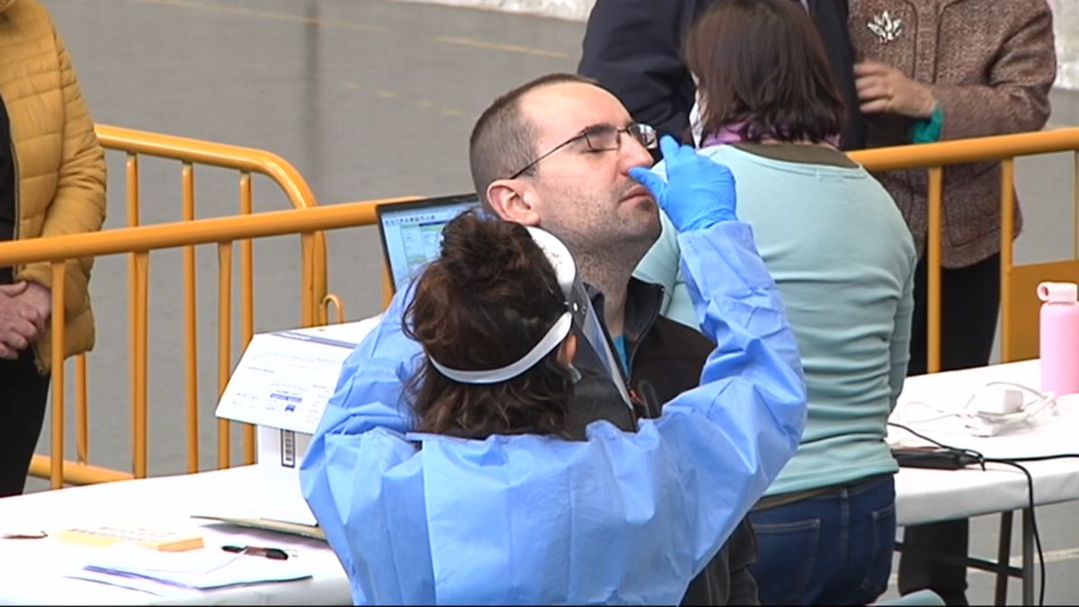 Una enfermera realizando una PCR a un hombre. Imagen obtenida de un vídeo de archivo de EITB Media