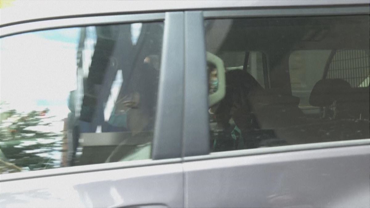Novak Djokovic, en la parte trasera del coche, tras ser detenidos. Captura de un vídeo de Reuters. 