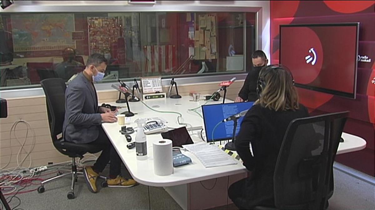 Iker Casanova (EH Bildu) y Ekain Rico (PSE) durante su intervención, hoy, en Radio Euskadi.